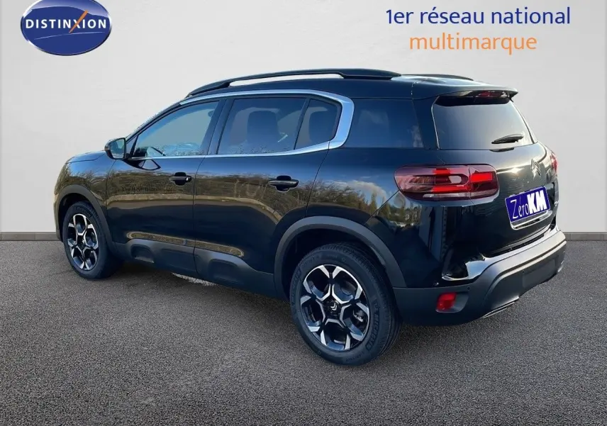 Citroën C5 Aircross noir perla metal vu de trois quarts arrière droit, avec jantes bi-ton et barres de toit.