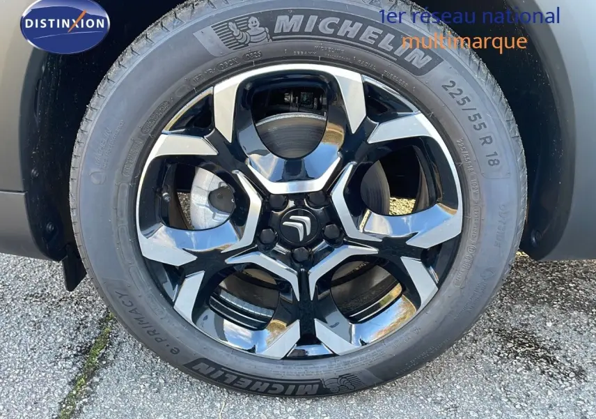 Gros plan sur la jante biton noir et argent d'un Citroën C5 Aircross noir Perla Metal avec pneu Michelin.