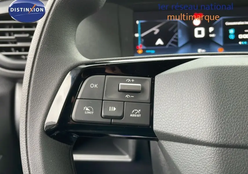 Gros plan sur les commandes au volant du Citroën Jumpy gris, avec boutons de limitation et assistance de vitesse visibles.