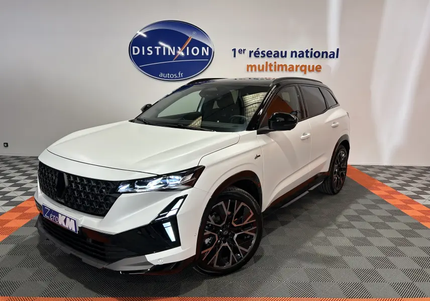 Renault Austral blanc nacré satin vu 3/4 avant droit avec toit noir et jantes noires bicolores.