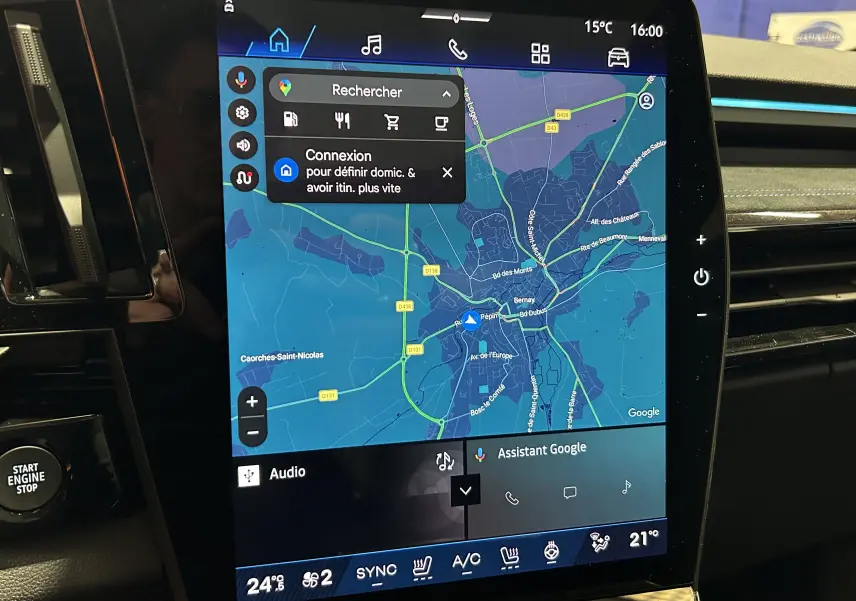 Écran tactile central vertical du Renault Austral Ph.2 blanc nacré, affichant la navigation Google Maps et commandes climatisation.