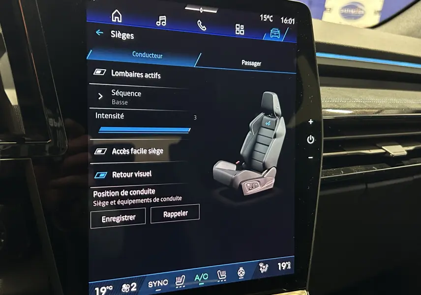 Écran tactile intérieur du Renault Austral Ph.2 blanc nacré, affichant les réglages des sièges avec visuel du siège conducteur.