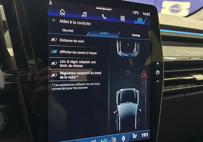 Écran tactile intérieur du Renault Austral Ph.2 affichant les aides à la conduite et la vue 360° du véhicule.