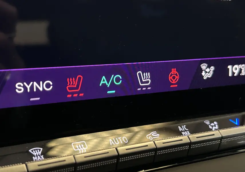 Détail de l’écran tactile de la climatisation et des sièges chauffants du Renault Austral blanc nacré satin.