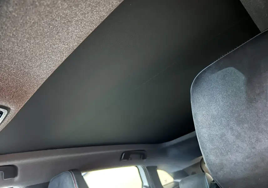 Vue intérieure du toit noir et des appuie-têtes en alcantara gris foncé du Renault Austral Ph.2 E-TECH full hybrid 2026.