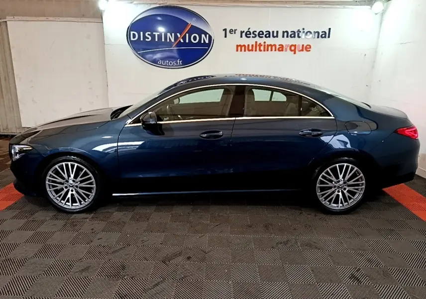 Vue latérale droite d'une Mercedes CLA 180 d Business Line 2021 bleu foncé avec jantes alliage multi-branches.