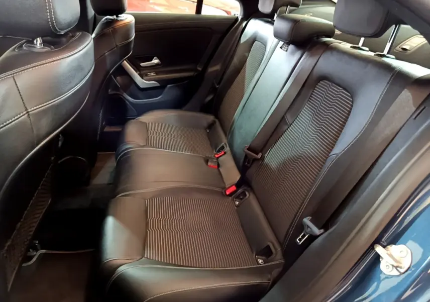 Vue intérieure de la banquette arrière en cuir noir avec surpiqûres blanches de la Mercedes CLA 180 d Business Line 2021.