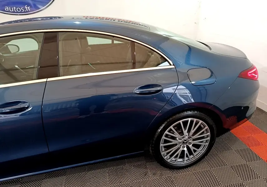 Vue latérale droite d'une Mercedes CLA 180 d Business Line 2021 bleu foncé avec jantes alliage multi-branches.