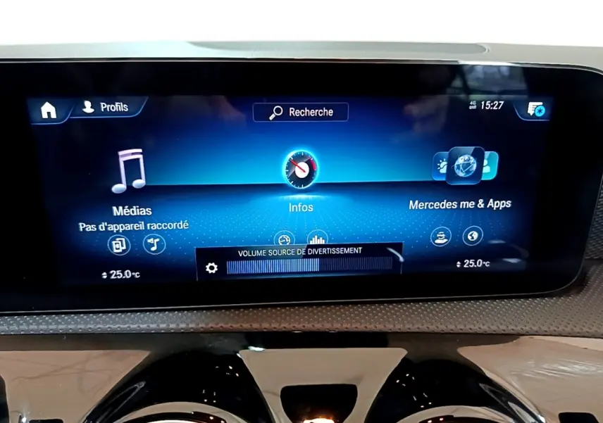 Écran tactile central du tableau de bord de la Mercedes CLA 180 d Business Line blanc, affichage multimédia et température.