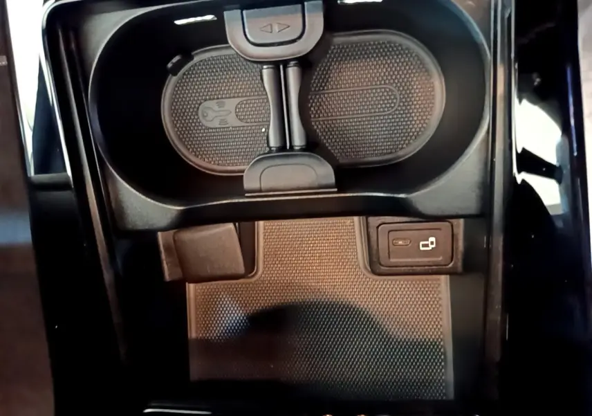 Gros plan intérieur sur le chargeur sans fil et prise USB de la Mercedes CLA 180 d Business Line blanche.