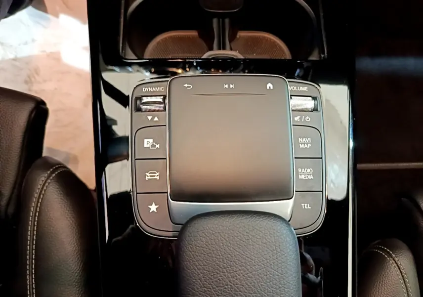 Vue rapprochée du pavé tactile central noir brillant et des boutons de commande du Mercedes CLA 180 d Business Line 2021.