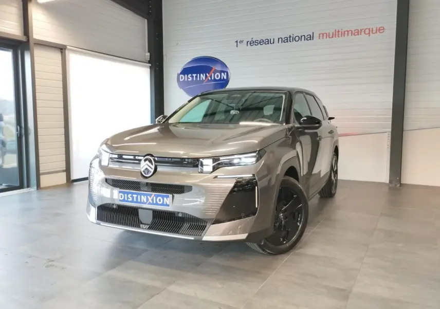 Citroën C5 Aircross gris platine en 3/4 avant droit avec calandre noir brillant et jantes noires.