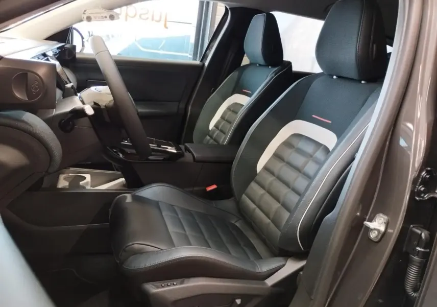 Vue intérieure côté conducteur du Citroën C5 Aircross gris platine, sièges avant cuir et tissu avec surpiqûres blanches.