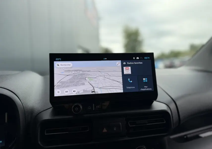 Tablette tactile 10 pouces affichant la navigation dans l’habitacle du Citroën Berlingo Van XL blanc Icy.