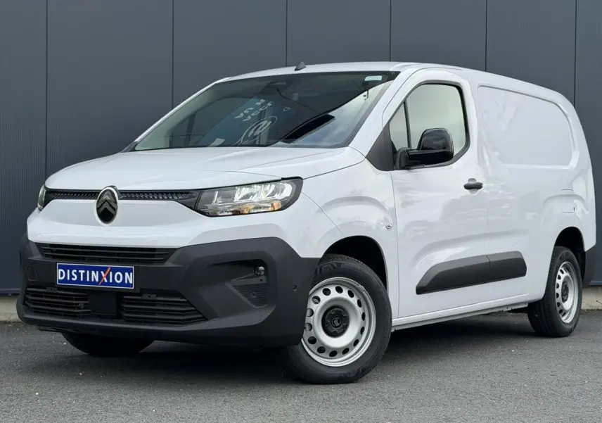 Citroën Berlingo Van XL blanc Icy en 3/4 avant droit, avec pare-chocs noir mat et jantes tôles grises.
