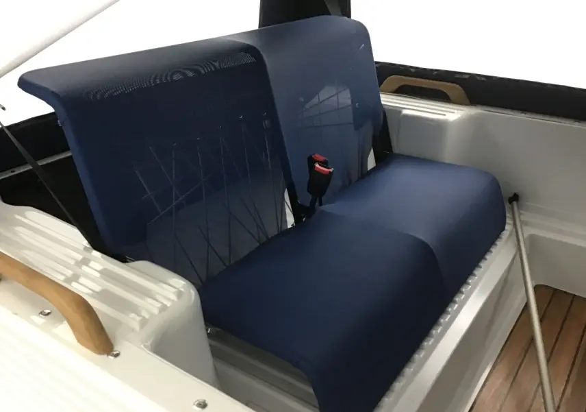 Siège arrière bleu en tissu sur MLT E-STORY ICONE 2024 blanc, plancher teck Marina visible et ceinture rouge.