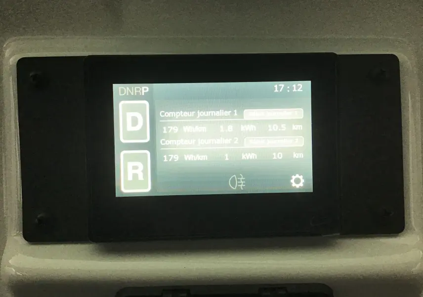 Écran digital du tableau de bord du MLT E-STORY ICONE 2024 affichant les compteurs journaliers d'énergie en Wh/km.