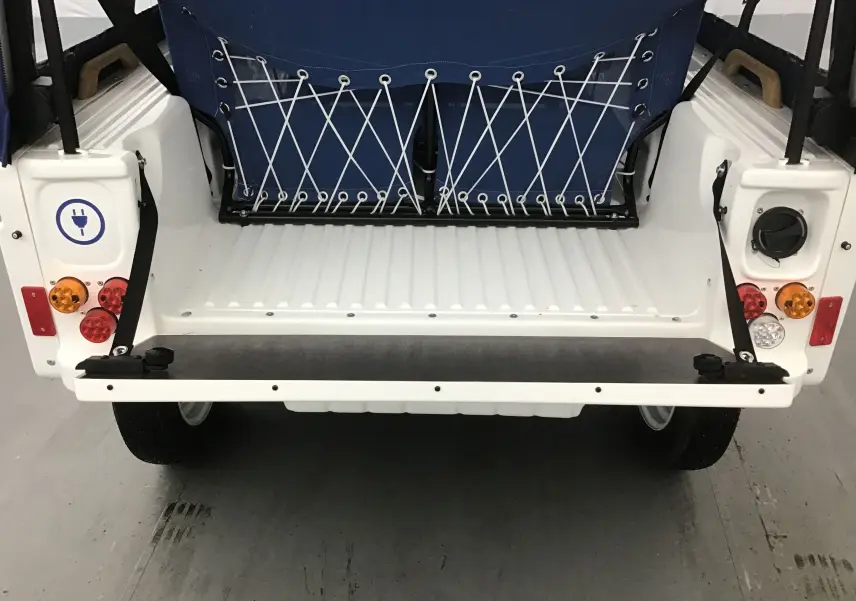 Vue arrière ouverte du MLT E-STORY ICONE blanc et bleu, mettant en valeur la banquette avec filet élastique et coffre spacieux.