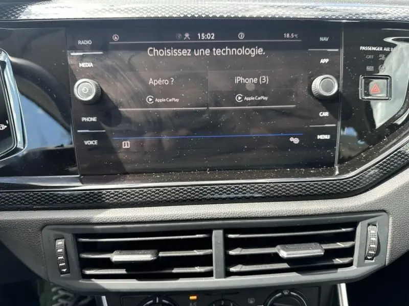 Écran tactile central de la Volkswagen Polo 2024 gris foncé, affichant les options Apple CarPlay à 15h02
