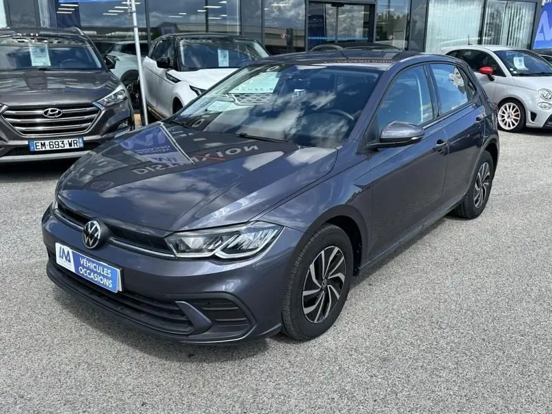 Volkswagen Polo 1.0 TSI 95 DSG Life gris foncé métal vue 3/4 avant droit avec jantes alliage et calandre moderne