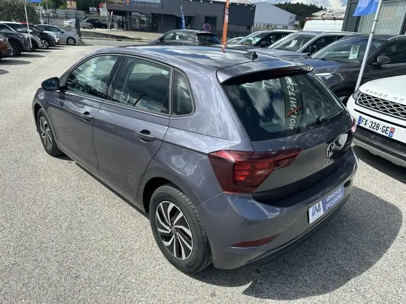 Volkswagen Polo 1.0 TSI 95 DSG Life gris foncé métal vue 3/4 arrière droit sur parking extérieur.