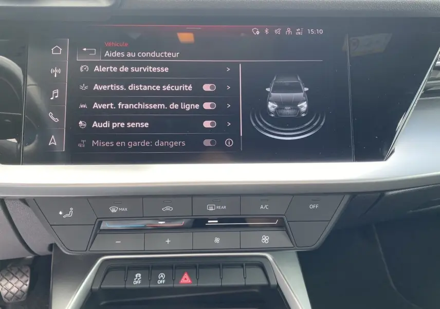 Tableau de bord de l'Audi A3 Sportback 30 TFSI S-Line 2021 avec écran tactile affichant les aides à la conduite.