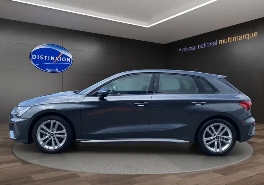 Profil côté gauche d'une Audi A3 Sportback 30 TFSI S-Line gris Daytona, avec jantes alliage et lignes dynamiques visibles.