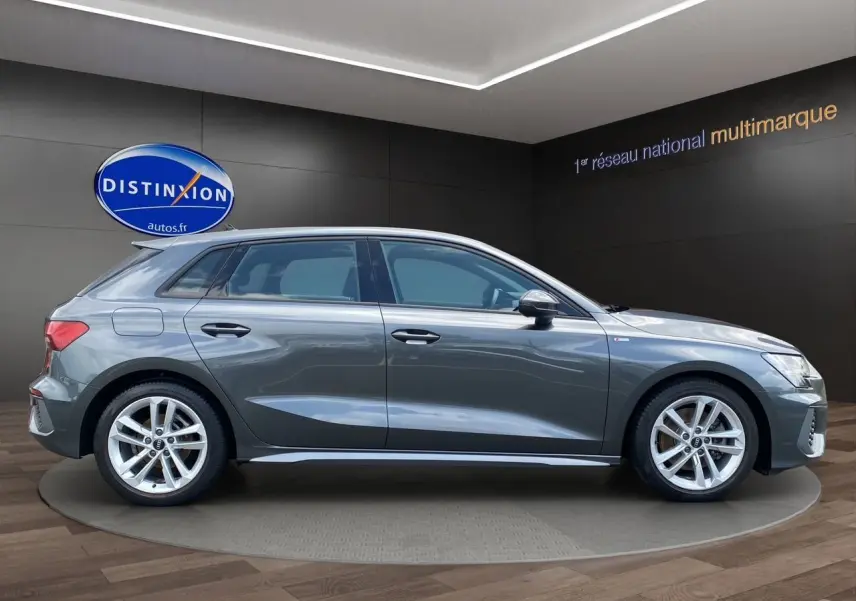 Profil côté gauche d'une Audi A3 Sportback 30 TFSI S-Line gris Daytona avec jantes alliage et finitions sportives.