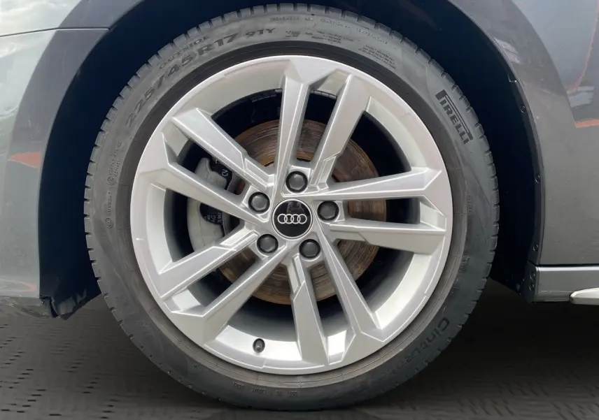 Gros plan sur la jante alliage argentée de 17 pouces côté avant gauche d'une Audi A3 Sportback gris Daytona 2021.