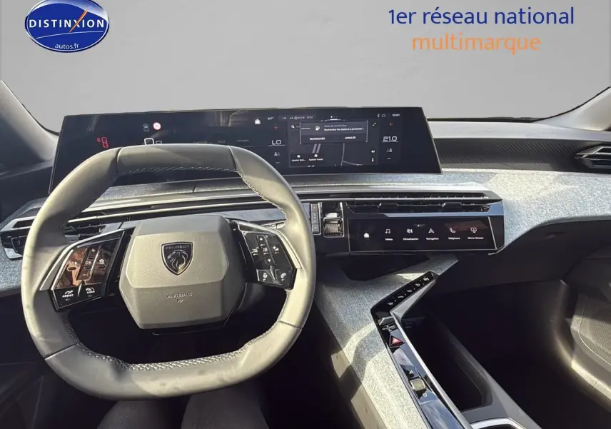 Intérieur du Peugeot 3008 2025, vue du poste de conduite avec volant cuir et double écran tactile moderne.
