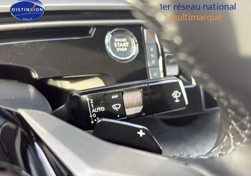 Gros plan sur la commande des essuie-glaces et le bouton start/stop du Peugeot 3008 gris titane, intérieur moderne.