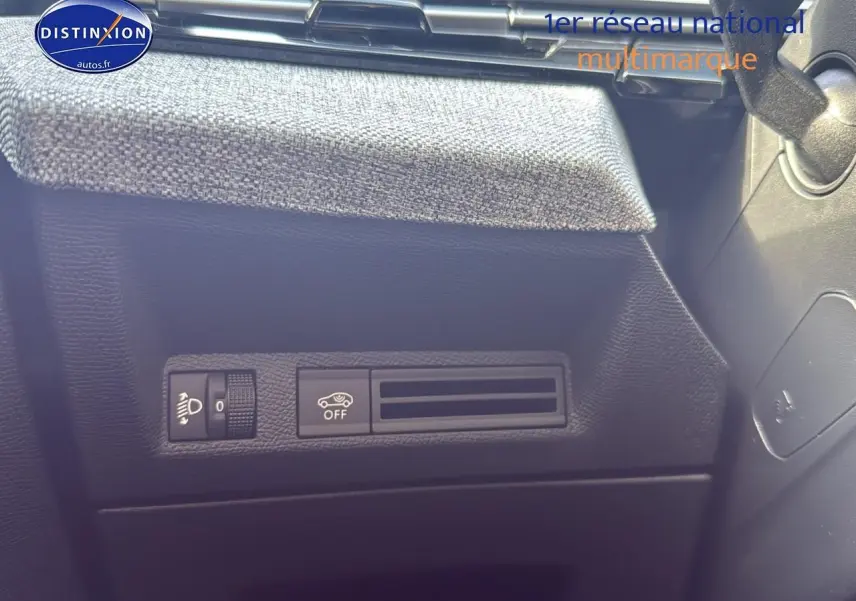 Détail du tableau de bord noir avec commandes d'éclairage et assistance au freinage du Peugeot 3008 gris titane 2025.