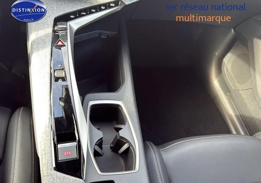 Vue rapprochée de la console centrale noire et grise du Peugeot 3008 gris titane, version 2025 hybride essence.