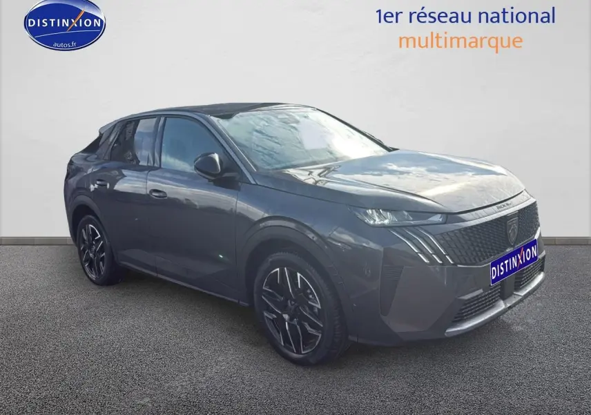 Peugeot 3008 gris titane en 3/4 avant droit, avec calandre distinctive et jantes alliage noires.