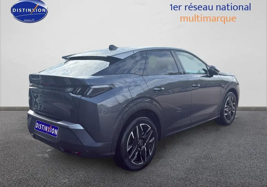 Vue 3/4 arrière droite du Peugeot 3008 gris titane 2025 avec jantes alu et becquet arrière distinctif.