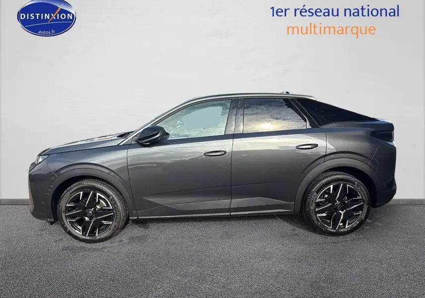 Peugeot 3008 gris titane vu de profil côté gauche, avec jantes alliage noires et toit noir contrasté.