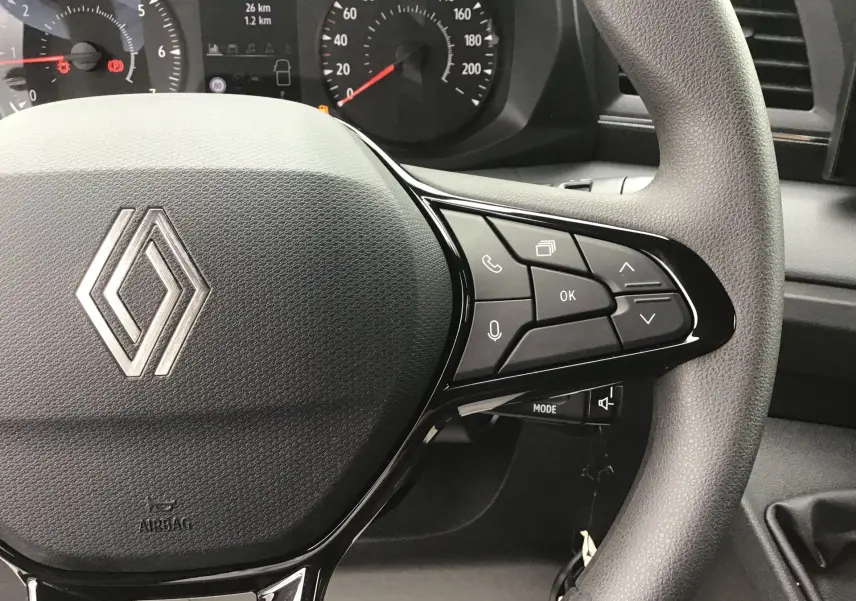 Gros plan sur le volant du Renault Master 2025 avec commandes multifonctions et tableau de bord en arrière-plan.