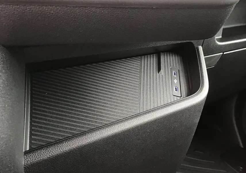 Gros plan sur le compartiment de rangement noir avec ports USB intégré dans l'habitacle du Renault Master blanc 2025.