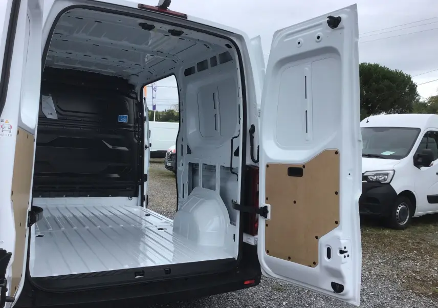Vue arrière ouverte du Renault Master blanc L2H2 2025 montrant l'espace de chargement vide et les portes battantes ouvertes.
