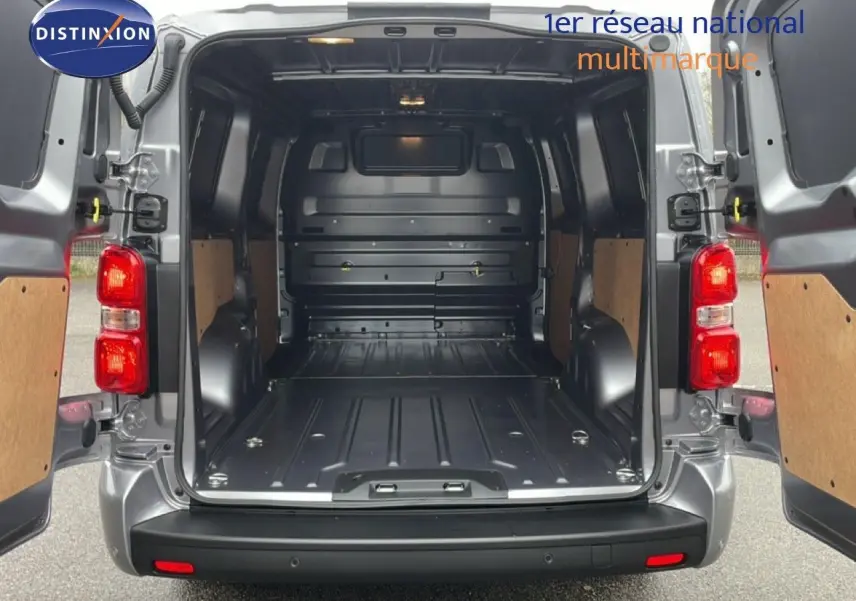 Vue arrière du Citroën Jumpy gris Artense avec portes ouvertes dévoilant un grand espace de chargement vide et protégé.