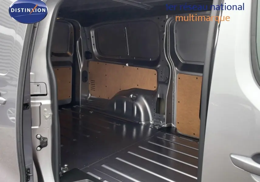 Vue intérieure arrière du Citroën Jumpy gris Artense Metal montrant l'espace de chargement vide avec parois en bois.