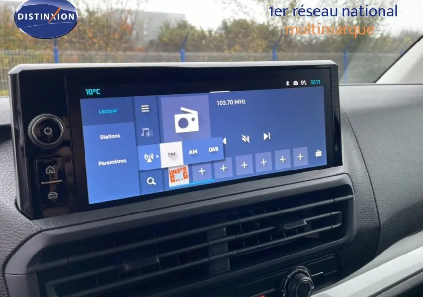 Écran tactile central du tableau de bord du Citroën Jumpy gris, affichant la radio FM à 103,70 MHz.