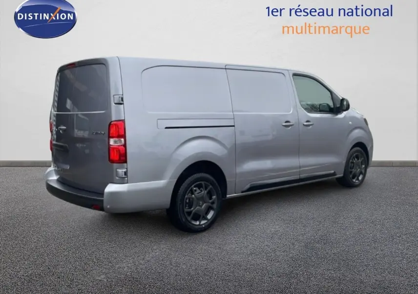 Vue 3/4 arrière côté droit du Citroën Jumpy Van Long gris Artense métallisé avec vitres arrière teintées.