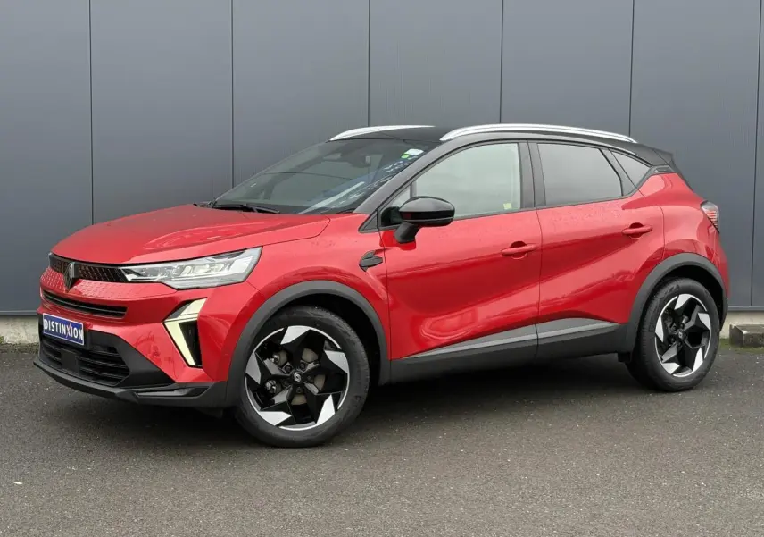 Renault Captur 2025 rouge Flamme et noir, vue 3/4 avant droit avec jantes alu 18 pouces diamantées noires.