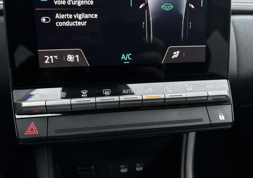Détail de la console centrale du Renault Captur 2025 montrant les commandes de climatisation automatique et l'écran tactile.