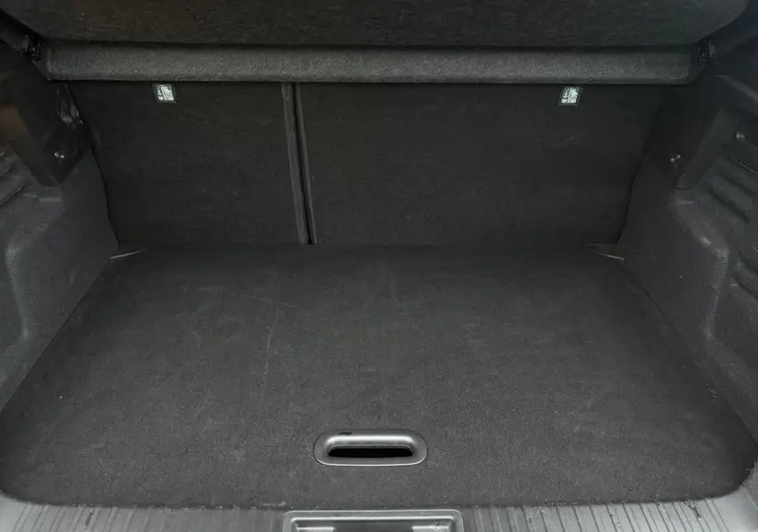 Coffre arrière vide du Renault Captur 2025, vue intérieure montrant le plancher plat et les fixations ISOFIX.