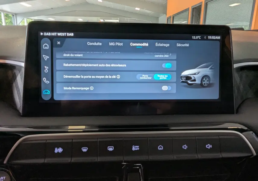 Écran tactile central de 10,25 pouces montrant les réglages de confort du MG3 1.5 L Hybrid+ cosmic silver, intérieur vue avant.