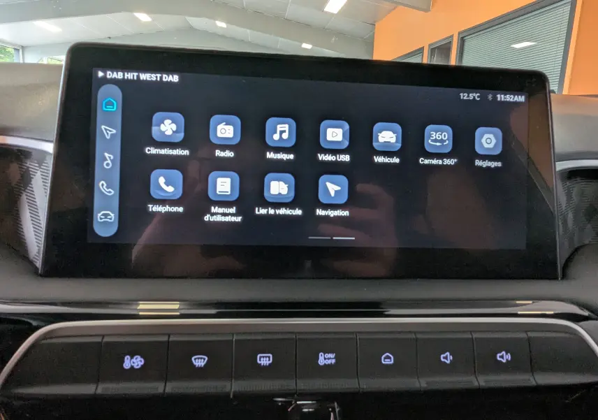 Écran tactile central de 10,25 pouces allumé dans l'habitacle du MG3 1.5 L Hybrid+ 2025, affichant les menus multimédia et véhicule.