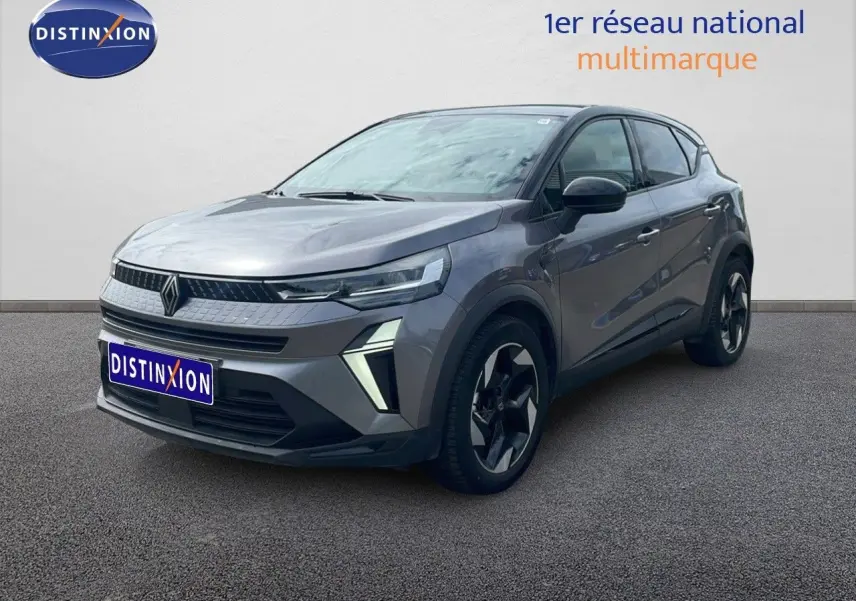 Renault Captur 2025 gris Cassiopée métal avec toit noir, vue 3/4 avant mettant en valeur ses feux LED distinctifs.