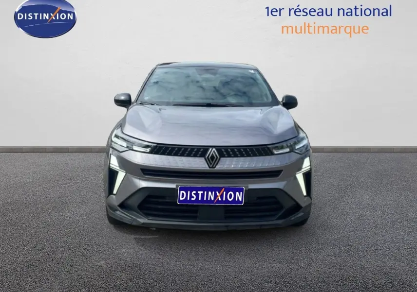 Vue frontale du Renault Captur 2025 gris Cassiopée métal avec toit noir, mettant en valeur ses phares LED et calandre moderne.